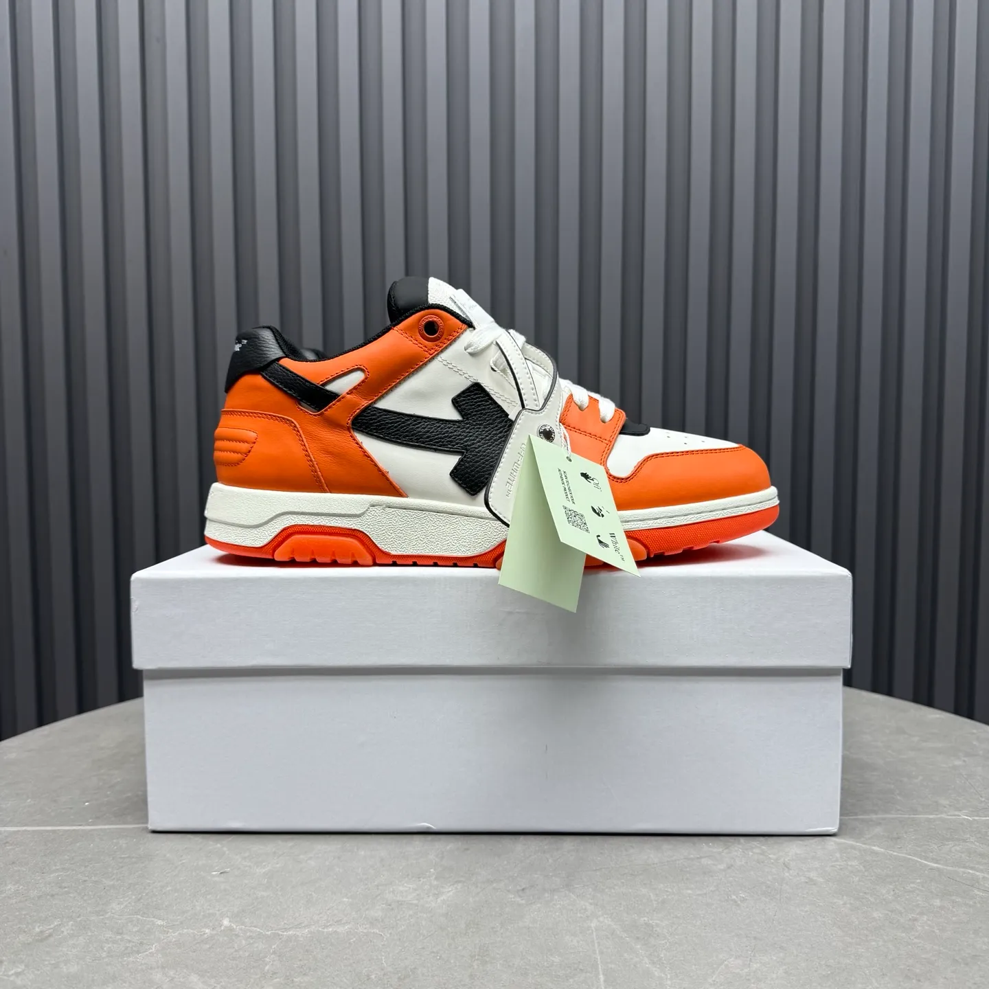 【off- white】P: 620💰Couple model👫, Size: 35-44 (Customized for men 38.45.46) High-quality version👊 "Out of office" series original molding, original lasting, production process 1:1 Original ➰OFF GRAY WHITE OW ➰ First-layer cowhide Imported skin-friendly and environmentally friendly polyester mesh Original molding high elastic and environmentally friendly molding pad Made with the original lasting process. The original molded rubber outsole (never yellows and deforms) has a super correct shape, bright color and strong three-dimensional effect👍. Packaging💯Full set of packaging synchronized with the official website (branded paper, certificate of quality, branded cloth bag)
